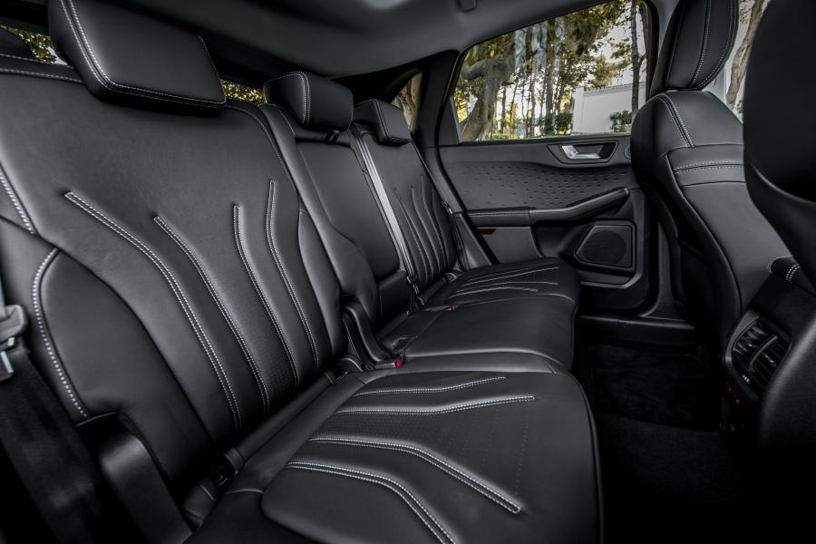 Интерьер Ford Kuga Vignale EcoBlue Hybrid 2020 года  (EU) (фото 17 из 48)